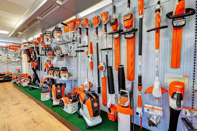 Predajňa – stena s akumulátorovým náradím STIHL