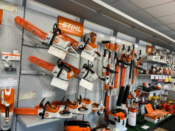 Predajňa – stena so strojmi STIHL